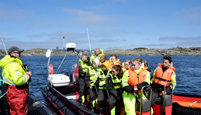 Den snøggåande RIB-båten tar med seg ti elevar om gongen ut til oppdrettsanlegget i havgapet. Båtførar Jan Inge Thoresen informerer 9.-klassingane før dei får koma om bord på laksemerden. Den snøggåande RIB-båten tar med seg ti elevar om gongen ut til oppdrettsanlegget i havgapet. Båtførar Jan Inge Thoresen informerer 9.-klassingane før dei får koma om bord på laksemerden.