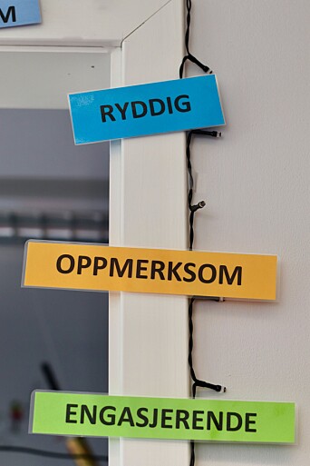 Egenskapsord er laminert og hengt opp i garderoben. Prestasjonsord som snill og flink er byttet ut med egenskapsord som oppmerksom og ryddig. Egenskapsord er laminert og hengt opp i garderoben. Prestasjonsord som snill og flink er byttet ut med egenskapsord som oppmerksom og ryddig.
