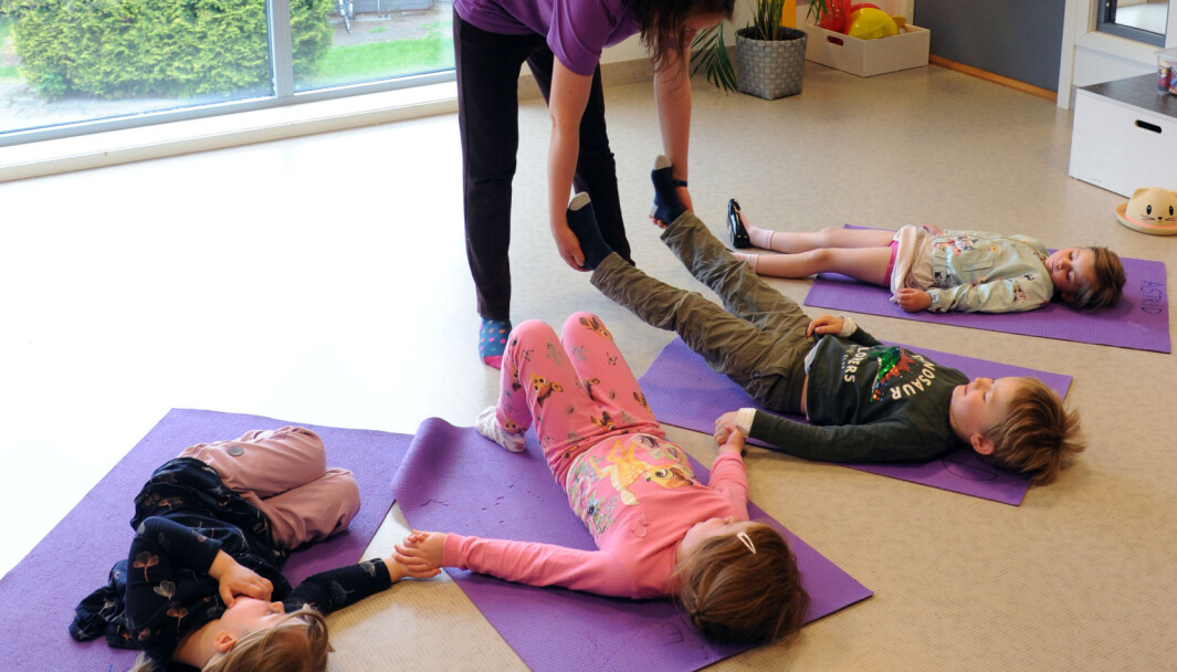 Yoga brukes som en lek der barna får oppleve hva kroppen kan få til. Både barnehageassistent og yogalærer Aleksandra Ostrowska og barna viser etter tur stillinger som de andre skal forsøke å herme etter. Yoga brukes som en lek der barna får oppleve hva kroppen kan få til. Både barnehageassistent og yogalærer Aleksandra Ostrowska og barna viser etter tur stillinger som de andre skal forsøke å herme etter.