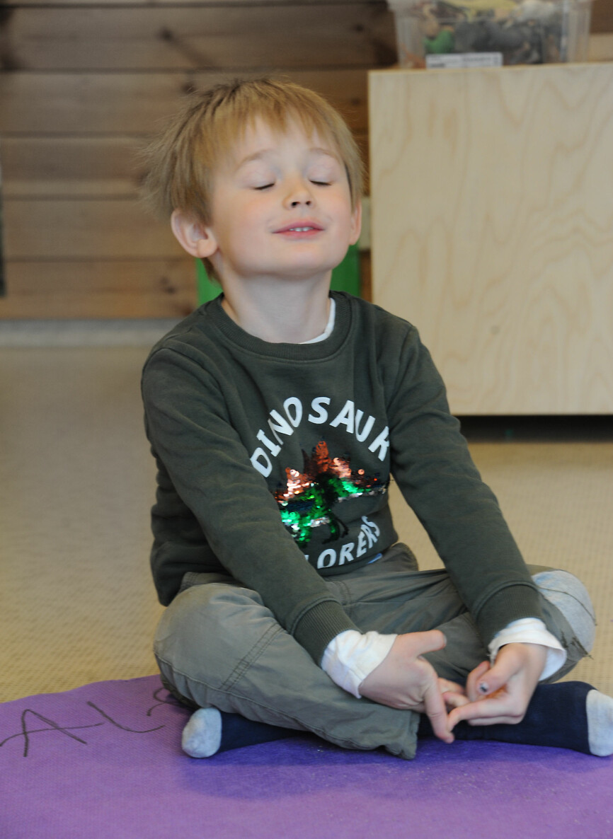 I Espira Grefsen stasjon barnehage lærer Alfred Wærholm Johansen yoga gjennom lek og øvelser han selv kan tilpasse sin egen kropp.