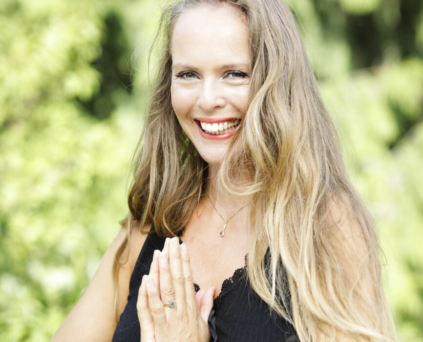 – Det er viktig at den voksne ikke har forventninger om at en yogastund skal forløpe smertefritt, sier yogaterapeut Isabelle Schjelderup.