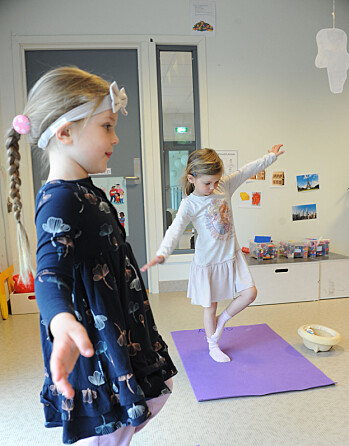 Lana Jenhaug Korneliussen (f.v.) og Astrid Gautvik oppfordres til å leke seg med yogaøvelsene. De må ikke gjøre dem på en bestemt måte. Lana Jenhaug Korneliussen (f.v.) og Astrid Gautvik oppfordres til å leke seg med yogaøvelsene. De må ikke gjøre dem på en bestemt måte.
