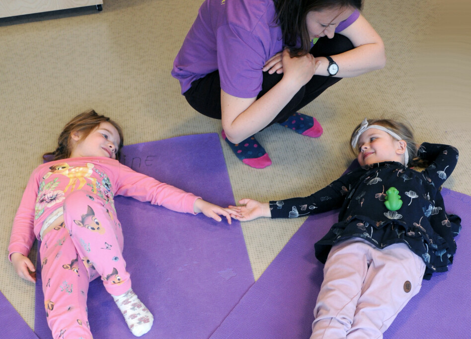 Yogalærer Aleksandra Ostrowska viser Eline Sofie Bakker og Lana Jenhaug Korneliussen morsomme yogastillinger, som å være hunder, katter, slanger eller frosker.