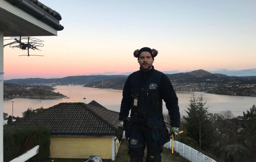 Endre (28) får brukt kreativiteten sin som artist – og som tømrer