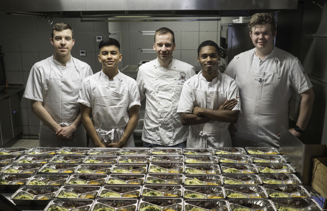 Takeaway-maten til lærlingene er øyeblikkelig klar for henting. Det er fra venstre Piotr Duchnowski, Aphiwit Goff Nurod, daglig leder for Brasserie Blanche Are Nordtvedt, Angel Akselsen og Aleksander Sandvold. Takeaway-maten til lærlingene er øyeblikkelig klar for henting. Det er fra venstre Piotr Duchnowski, Aphiwit Goff Nurod, daglig leder for Brasserie Blanche Are Nordtvedt, Angel Akselsen og Aleksander Sandvold.
