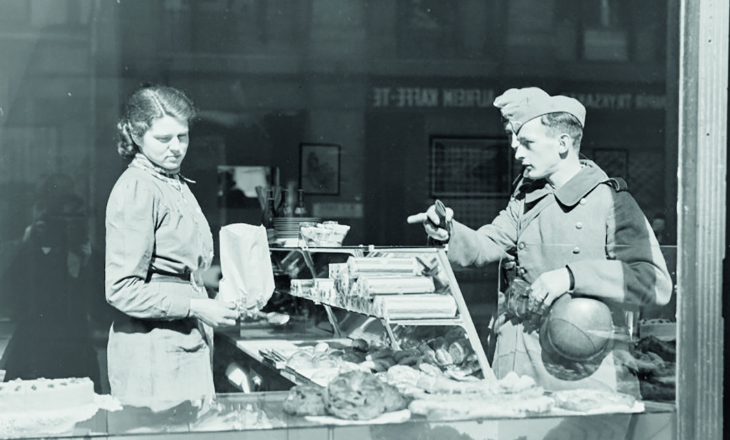 Tyske soldater på et bakeri i Oslo, april 1940. Tyske soldater på et bakeri i Oslo, april 1940.
