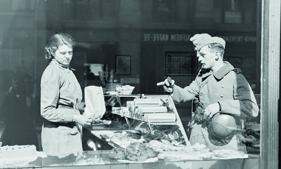 Tyske soldater på et bakeri i Oslo, april 1940.