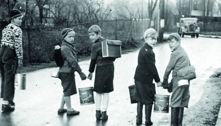 «Svenskesuppe» var et kjent begrep under andre verdenskrig. Her henter barn fra Nordstrands folkeskole havresuppe i store spann på vei til skolen. «Svenskesuppe» var et kjent begrep under andre verdenskrig. Her henter barn fra Nordstrands folkeskole havresuppe i store spann på vei til skolen.
