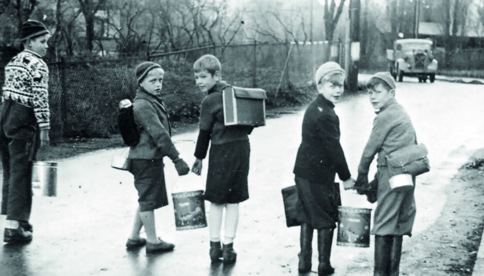 «Svenskesuppe» var et kjent begrep under andre verdenskrig. Her henter barn fra Nordstrands folkeskole havresuppe i store spann på vei til skolen.