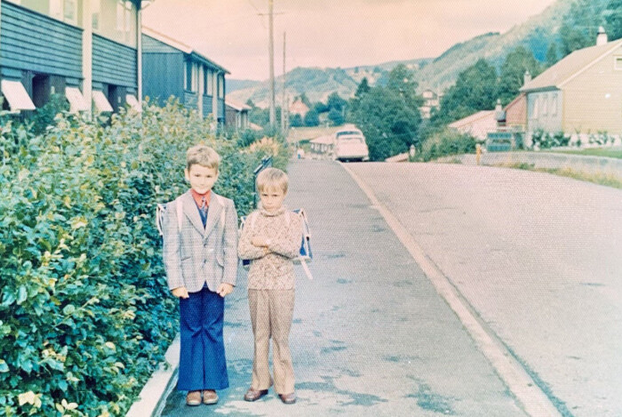 En litt skeptisk Arild Hermstad (til høyre) og kameraten på første skoledag. En litt skeptisk Arild Hermstad (til høyre) og kameraten på første skoledag.