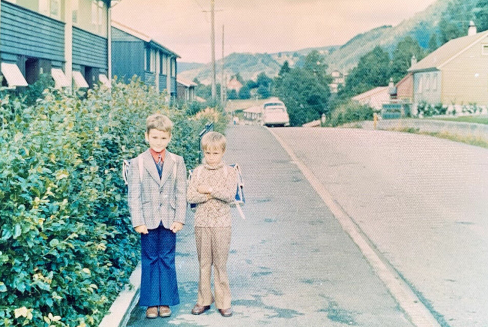 En litt skeptisk Arild Hermstad (til høyre) og kameraten på første skoledag.