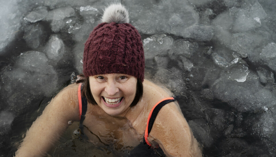 Barnehageforsker Elin Reikerås elsker å bade, året rundt. En gang i uken inviterer hun med kollegaer fra Universitetet i Stavanger i vannet.