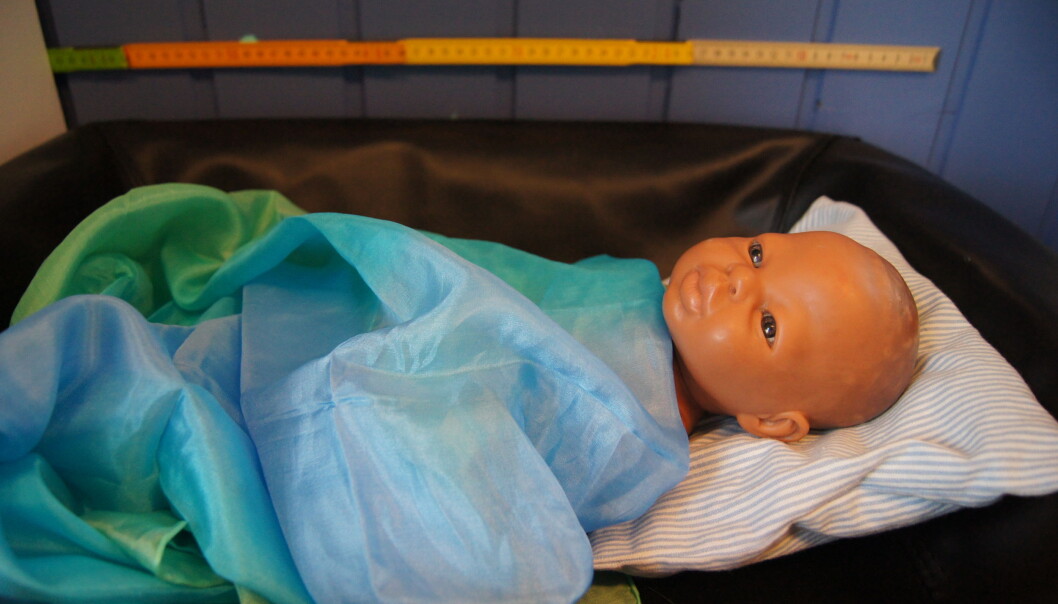 Helsestasjon er en ide til temalek på badet som garantert vil bli populært. Har dere noen glemte babydukker i en krok kan de oppdages på nytt om de settes i sammenheng med en helsestasjon der en kan bade, stelle, veie og måle dem. Vokser de som de skal? Spiser de godt og sover de om natten? Helsestasjon er en ide til temalek på badet som garantert vil bli populært. Har dere noen glemte babydukker i en krok kan de oppdages på nytt om de settes i sammenheng med en helsestasjon der en kan bade, stelle, veie og måle dem. Vokser de som de skal? Spiser de godt og sover de om natten?