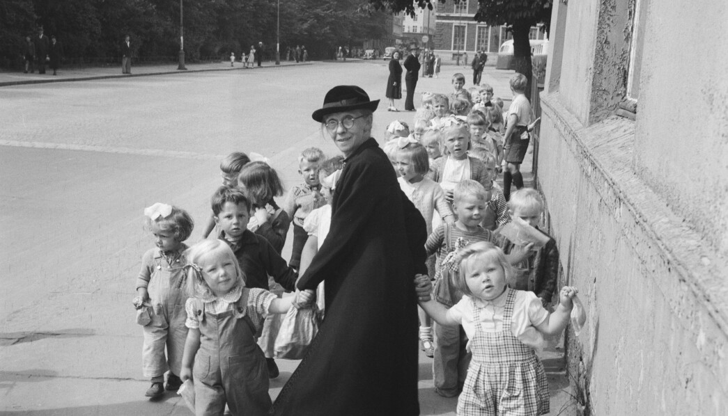 Mamma Haage var leder på Bergens Barneasyl fra 1910 og tok ofte med barna på bytur for å tigge leker og utstyr til asylet som barna kunne lage noe av når regnet plasket ned og alle 100 måtte være inne. Mamma Haage var leder på Bergens Barneasyl fra 1910 og tok ofte med barna på bytur for å tigge leker og utstyr til asylet som barna kunne lage noe av når regnet plasket ned og alle 100 måtte være inne.
