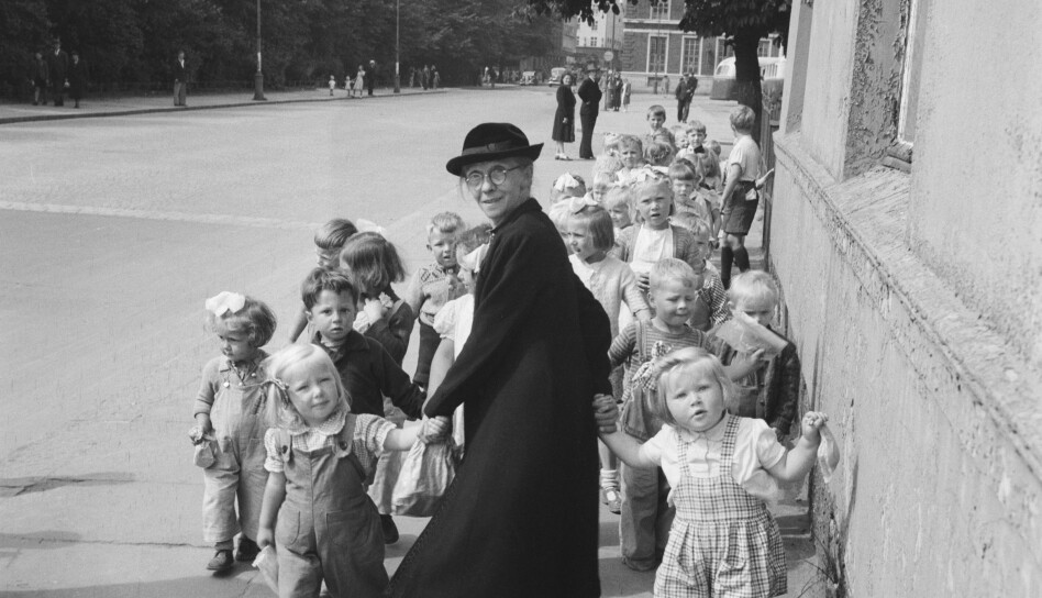Mamma Haage var leder på Bergens Barneasyl fra 1910 og tok ofte med barna på bytur for å tigge leker og utstyr til asylet som barna kunne lage noe av når regnet plasket ned og alle 100 måtte være inne.
