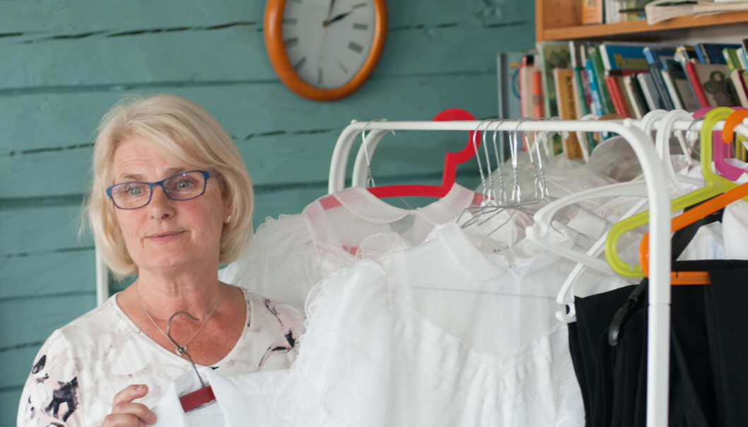 Eva Hop Johannessen har jobbet 43 år i Bergens Barneasyl, er nå pensjonist, men jobber ennå som vikar. Her ser hun over klær som brukes til jonsokfesten. Eva Hop Johannessen har jobbet 43 år i Bergens Barneasyl, er nå pensjonist, men jobber ennå som vikar. Her ser hun over klær som brukes til jonsokfesten.