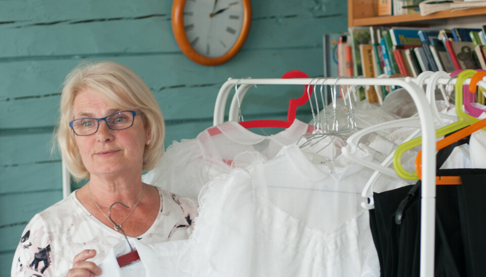 Eva Hop Johannessen har jobbet 43 år i Bergens Barneasyl, er nå pensjonist, men jobber ennå som vikar. Her ser hun over klær som brukes til jonsokfesten.