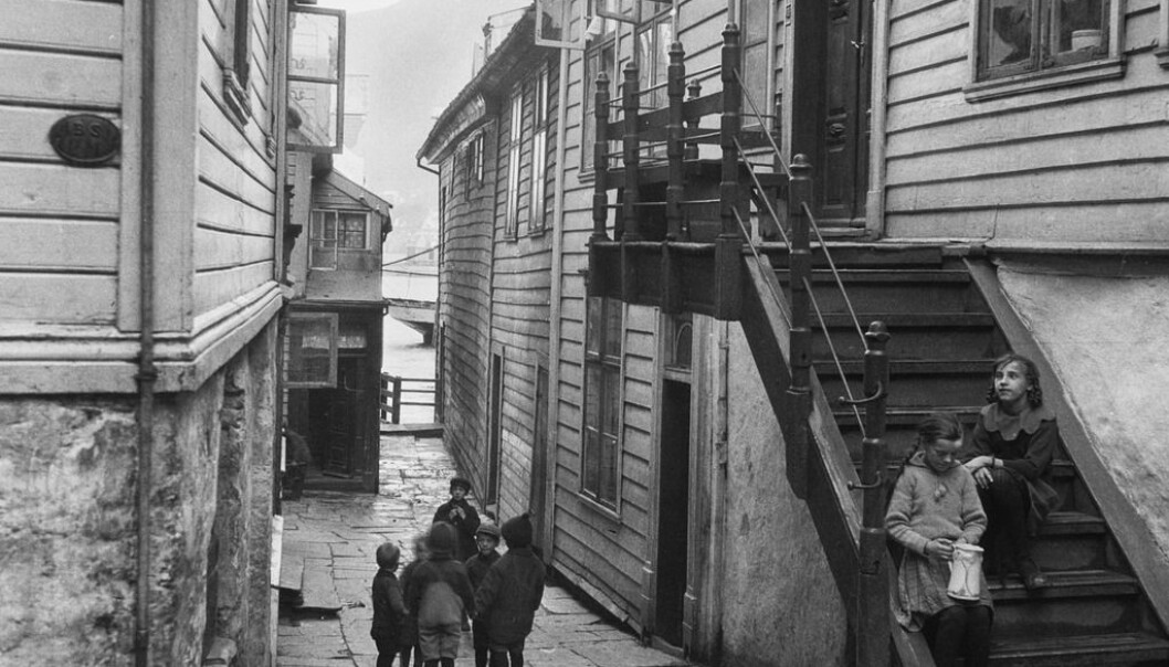 Barneasylene skulle få barna bort fra gata. Her fra smugene i Bergen rundt 1910. Barneasylene skulle få barna bort fra gata. Her fra smugene i Bergen rundt 1910.