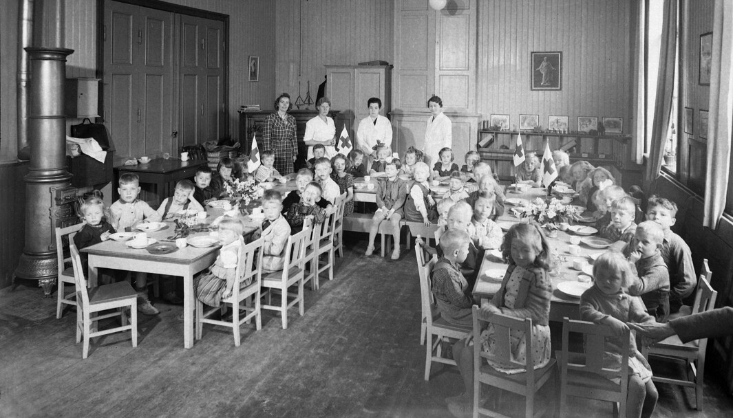 På barneasylene i Trondheim var det ikke uvanlig med tre voksne på 100 barn. Her er barn og ansatte i Lademoen barneasyl i Trondheim i 1943. På barneasylene i Trondheim var det ikke uvanlig med tre voksne på 100 barn. Her er barn og ansatte i Lademoen barneasyl i Trondheim i 1943.