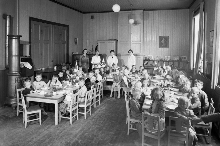 På barneasylene i Trondheim var det ikke uvanlig med tre voksne på 100 barn. Her er barn og ansatte i Lademoen barneasyl i Trondheim i 1943.