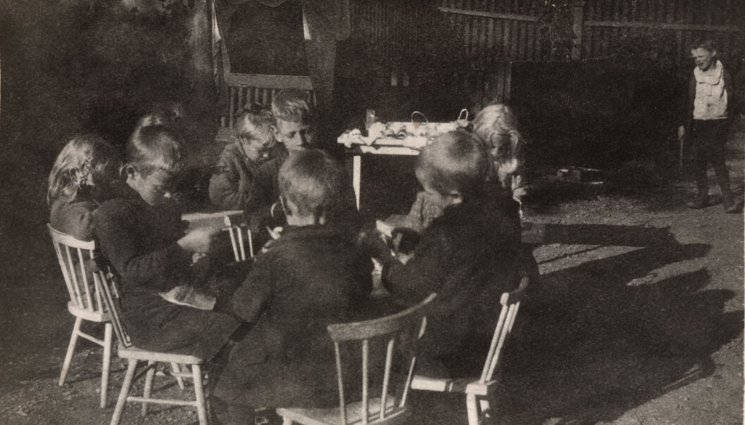 Barna i Rodeløkken Barneasyl i Oslo jobber på gårdsplassen utenfor barneasylet i 1920. Barna i barneasylene spant, vevde og strikket og bidro på denne måten til økonomien i asylene. Barna i Rodeløkken Barneasyl i Oslo jobber på gårdsplassen utenfor barneasylet i 1920. Barna i barneasylene spant, vevde og strikket og bidro på denne måten til økonomien i asylene.