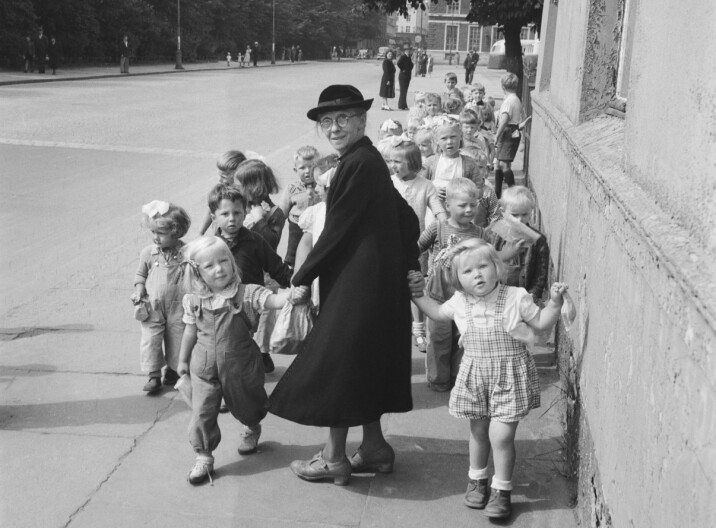 Mamma Haage var leder for Bergens Barneasyl fra 1910. Her er hun på bytur og tiggerferd med barna. Hun skaffet tilskudd til mat og leker på disse turene.