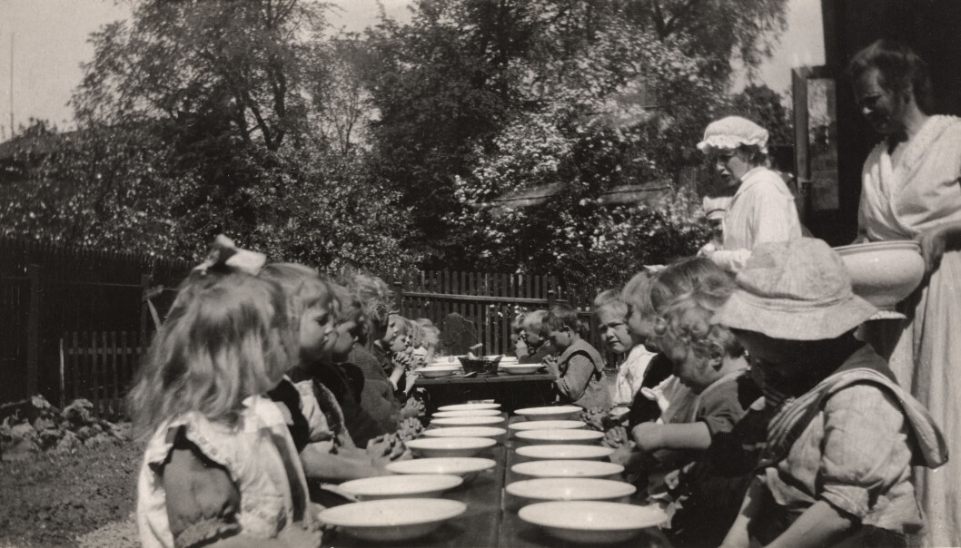 Asylene var ment for fattige barn, eller barn fra familier som ikke klarte å ta vare på barna selv. Her får barna middag på Rodeløkken barneasyl i Oslo rundt 1920. Asylene var ment for fattige barn, eller barn fra familier som ikke klarte å ta vare på barna selv. Her får barna middag på Rodeløkken barneasyl i Oslo rundt 1920.