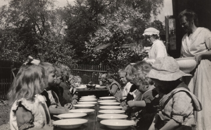 Asylene var ment for fattige barn, eller barn fra familier som ikke klarte å ta vare på barna selv. Her får barna middag på Rodeløkken barneasyl i Oslo rundt 1920.