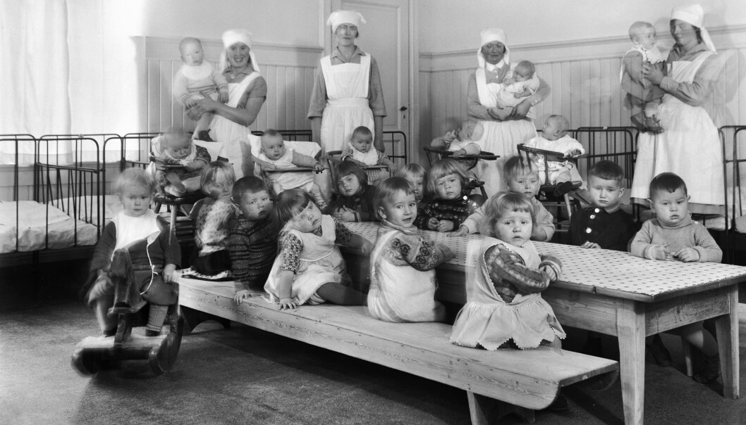 Etter hvert ble det opprettet egne barnekrybber for de minste. Her er barn og ansatte i Tøyenkirkens barnekrybbe i 1930. Etter hvert ble det opprettet egne barnekrybber for de minste. Her er barn og ansatte i Tøyenkirkens barnekrybbe i 1930.