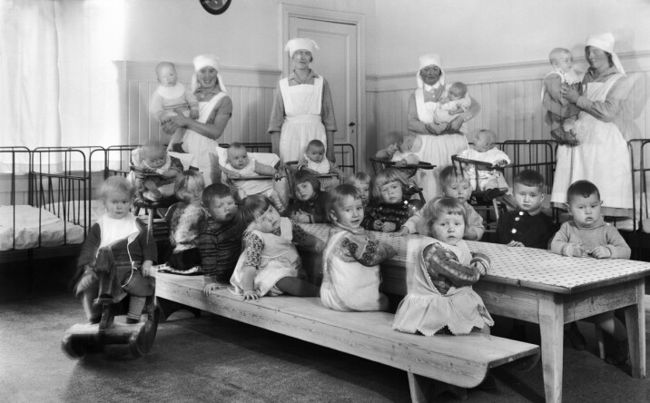 Etter hvert ble det opprettet egne barnekrybber for de minste. Her er barn og ansatte i Tøyenkirkens barnekrybbe i 1930.