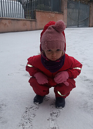 Elena (3) i norsk barnehagedress får fullt utbytte av snødagen. Elena (3) i norsk barnehagedress får fullt utbytte av snødagen.