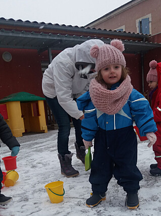 I lånt norsk parkdress, får Lena frihet til å leke med snøen som hun vil. I lånt norsk parkdress, får Lena frihet til å leke med snøen som hun vil.