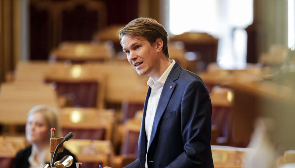 – Lærermangelen er stor, og rekordmange ukvalifiserte underviser i norske klasserom, sier Torstein Tvedt Solberg (Ap).