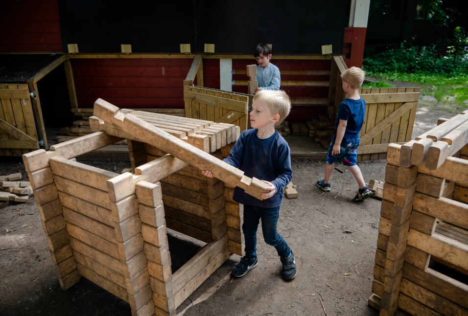 Erna Solberg og Guri Melby tror flere barn trenger en mer praktisk tilnærming. Her lafter barna i Akersveien Kanvas-barnehage.
