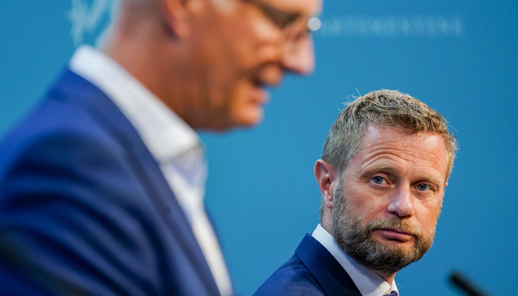 <span class=" t16" data-lab-text_size_desktop="16">- Det er godt nok å være beskyttet med første dose, sier helseminister Bent Høie (H). I forgrunnen helsedirektør Bjørn Guldvog under onsdagens pressekonferanse i Oslo. </span> <span class=" t16" data-lab-text_size_desktop="16">- Det er godt nok å være beskyttet med første dose, sier helseminister Bent Høie (H). I forgrunnen helsedirektør Bjørn Guldvog under onsdagens pressekonferanse i Oslo. </span>