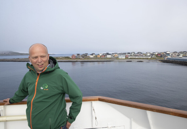 Sp-leder Trygve Slagsvold Vedum reiser med Hurtigruta i Nord-Norge. På sin tur i land på Nesna lovte han å gjenreise studietilbudet der. Bildet er fra utenfor Vardø.
