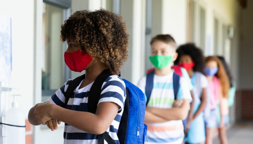 I Illinois blir det påbudt for lærere og elever å bruke munnbind på skolen.