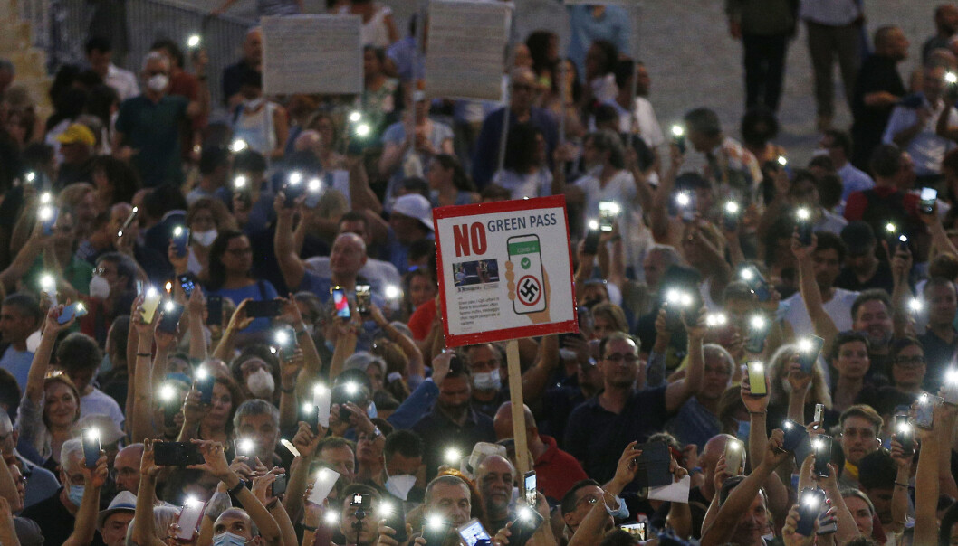 Mange italienere har protestert mot bruk av koronapass, som her i Roma. Både i Italia og Frankrike har folk tatt til gate i protest mot planene om koronapass for å kunne delta i sosiale aktiviteter som å spise på restaurant eller gå på museum. Mange italienere har protestert mot bruk av koronapass, som her i Roma. Både i Italia og Frankrike har folk tatt til gate i protest mot planene om koronapass for å kunne delta i sosiale aktiviteter som å spise på restaurant eller gå på museum.