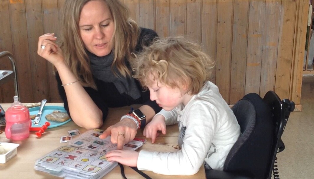 ASK må anerkjennes som et språk for at barn som ikke har talespråk skal få mulighet til å være med å leken, medvirke og få en bedre livskvalitet i barnehagen, mener spesialpedagog Line Arnestad Slotnes, som her pekeprater med et barn under lunsjen. ASK må anerkjennes som et språk for at barn som ikke har talespråk skal få mulighet til å være med å leken, medvirke og få en bedre livskvalitet i barnehagen, mener spesialpedagog Line Arnestad Slotnes, som her pekeprater med et barn under lunsjen.