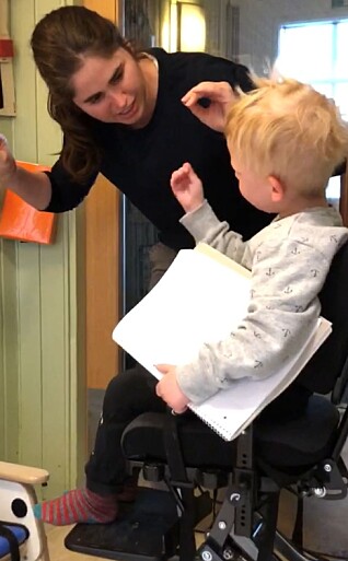 Forskning viser at mellom 0,4 og 1,2 prosent av befolkningen har behov for alternativ og supplerende kommunikasjon (ASK). Her har de musikksamling Forskning viser at mellom 0,4 og 1,2 prosent av befolkningen har behov for alternativ og supplerende kommunikasjon (ASK). Her har de musikksamling