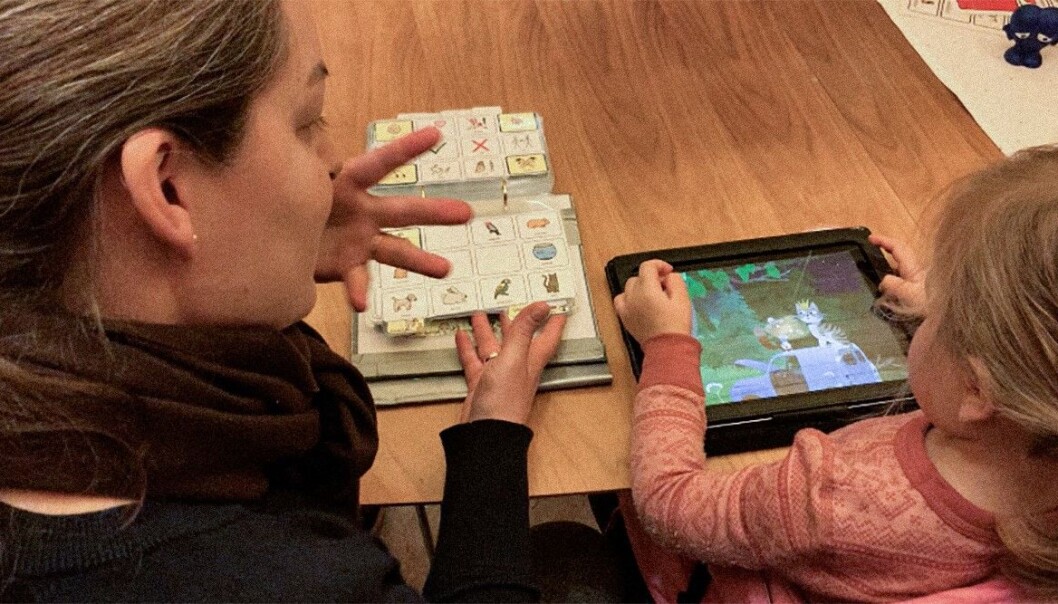 Å gi barn som trenger ASK-språklig stimulering må være en del av barnehagens grunnkunnskap, mener spesialpedagog Line Arnestad Slotnes. Her synger de lille kattepus med bilder og tegn, mens de bruke en app med barnesanger. Å gi barn som trenger ASK-språklig stimulering må være en del av barnehagens grunnkunnskap, mener spesialpedagog Line Arnestad Slotnes. Her synger de lille kattepus med bilder og tegn, mens de bruke en app med barnesanger.
