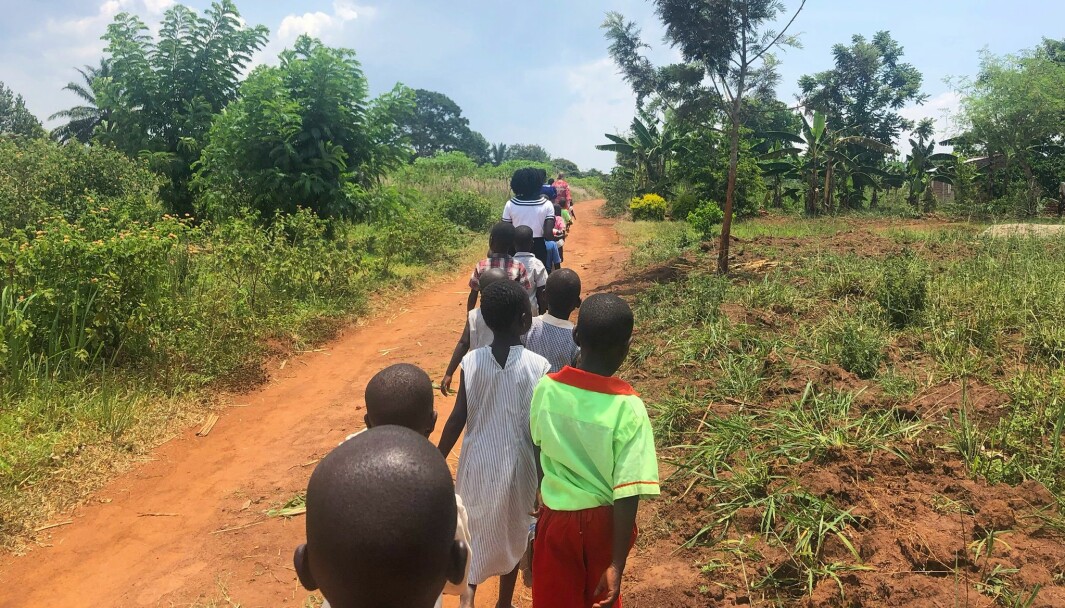 Her er barnehagelærerstudentene fra OsloMet på tur sammen med barnehagebarna på landsbygda i Nyenga i Uganda.