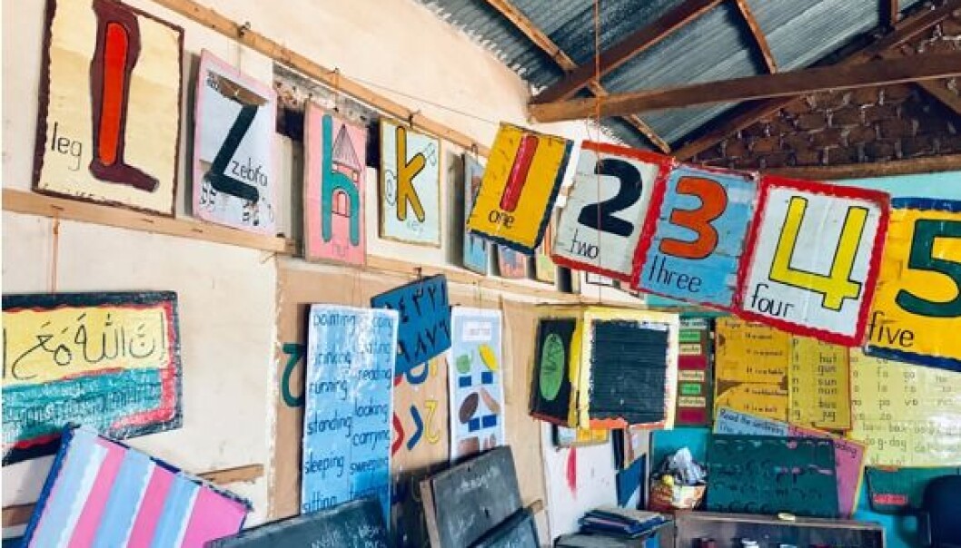 Den muslimske barnehagen har kun et stort rom, i motsetning til de andre barnehagene med flere fysiske rom. Tak og vegger er dekorert med latinske- og arabiske bokstaver, ord, tall og bilder. Den muslimske barnehagen har kun et stort rom, i motsetning til de andre barnehagene med flere fysiske rom. Tak og vegger er dekorert med latinske- og arabiske bokstaver, ord, tall og bilder.