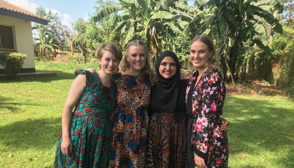Barnehagelærerstudentene Usma Ahmed, (f.h.), Caroline Saxegaard Ekeli og Anneken Skaara fra Oslo Met har med seg ny erfaring hjem fra sin barnehagepraksis i Uganda. Her har de på seg klær sydd på et ugandisk marked.