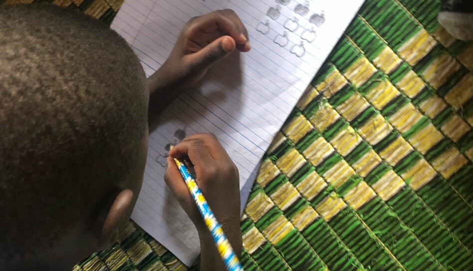Barna i de ugandiske barnehagene må gjøre daglig regneoppgaver. Det er viktig for foreldrene