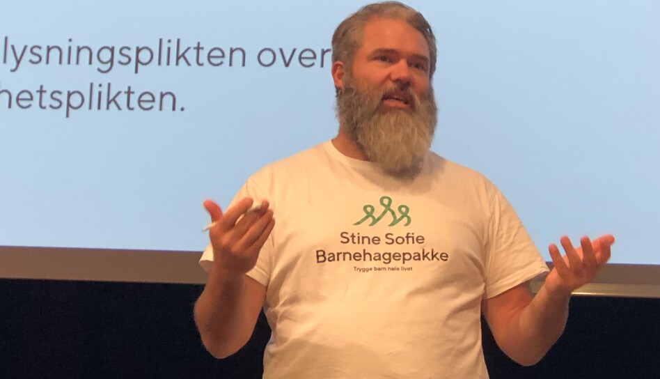 – Tanken bak opplæringen er omtanke for barn og ikke mistanke mot foreldre. Hvis vi er i tvil, skal vi ta følelsen på alvor, men vi skal ikke melde fra til barnevernet over en lav sko, påpeker pedagog og fagrådgiver Ole-Morten G. Mouridsen i Stine Sofies stiftelse, som har gitt barnehager kunnskap om vold og overgrep mot barn. – Tanken bak opplæringen er omtanke for barn og ikke mistanke mot foreldre. Hvis vi er i tvil, skal vi ta følelsen på alvor, men vi skal ikke melde fra til barnevernet over en lav sko, påpeker pedagog og fagrådgiver Ole-Morten G. Mouridsen i Stine Sofies stiftelse, som har gitt barnehager kunnskap om vold og overgrep mot barn.