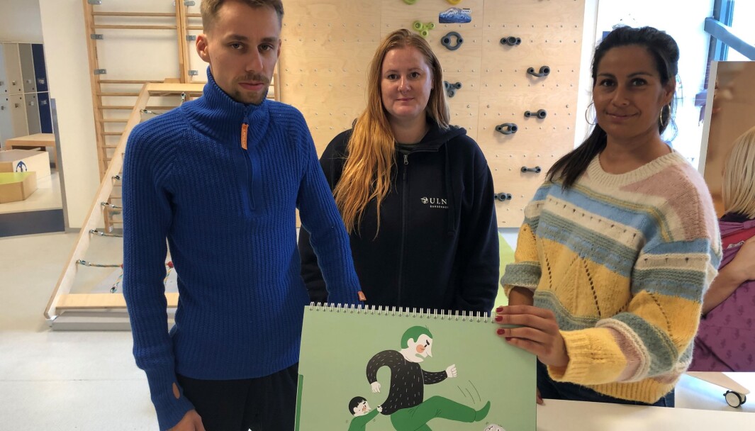 – Vi drøfter flere saker med barnevernet enn før, og de ansatte er tryggere på hva de skal se etter, sier tjenesteleder Silje Alvheim (t.h.) i Valle Hovin idrettsbarnehage, som er en av 280 barnehager i Norge som har fått opplæring om vold og overgrep mot barn gjennom Stine Sofies barnehagepakke. Her sammen med barnehagelærer Lars Hansen og pedagogisk medarbeider Ina Gustafsson. – Vi drøfter flere saker med barnevernet enn før, og de ansatte er tryggere på hva de skal se etter, sier tjenesteleder Silje Alvheim (t.h.) i Valle Hovin idrettsbarnehage, som er en av 280 barnehager i Norge som har fått opplæring om vold og overgrep mot barn gjennom Stine Sofies barnehagepakke. Her sammen med barnehagelærer Lars Hansen og pedagogisk medarbeider Ina Gustafsson.