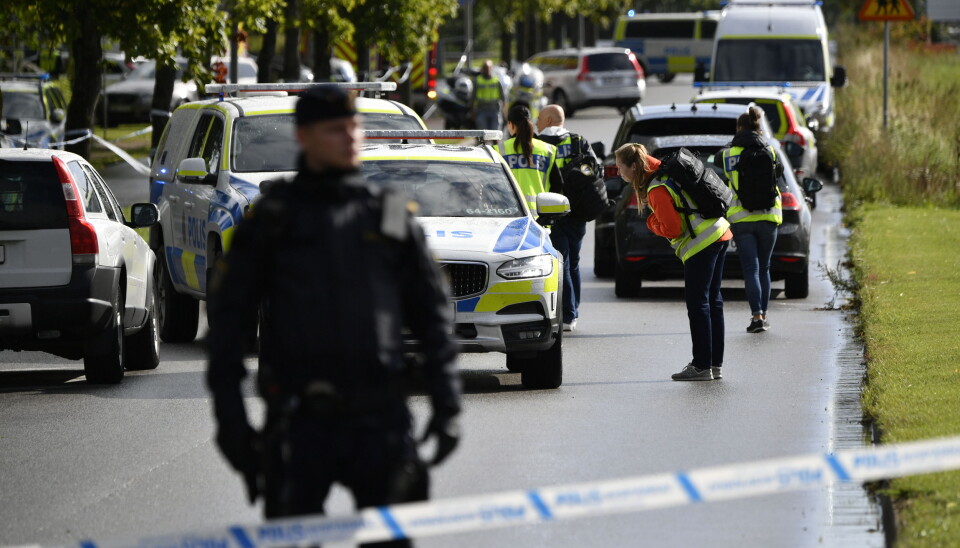 En lærer på en skole i Eslöv i Skåne ble knivstukket av en elev.