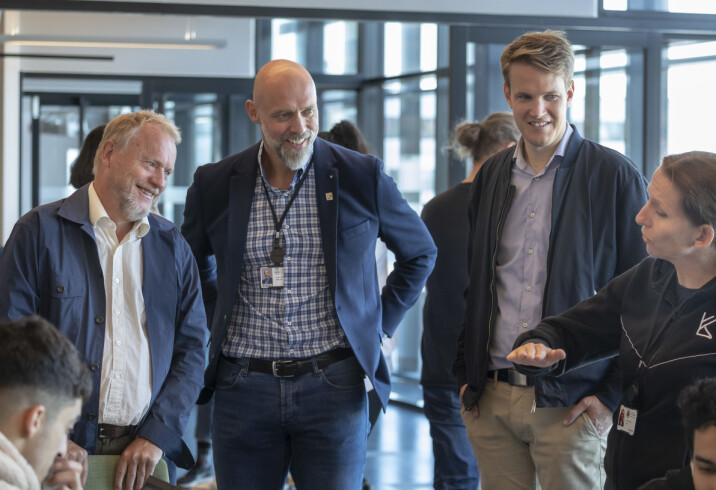 Ap lover en yrkesfagmilliard om de vinner valget. Mandag besøkte de Kuben videregående skole.
