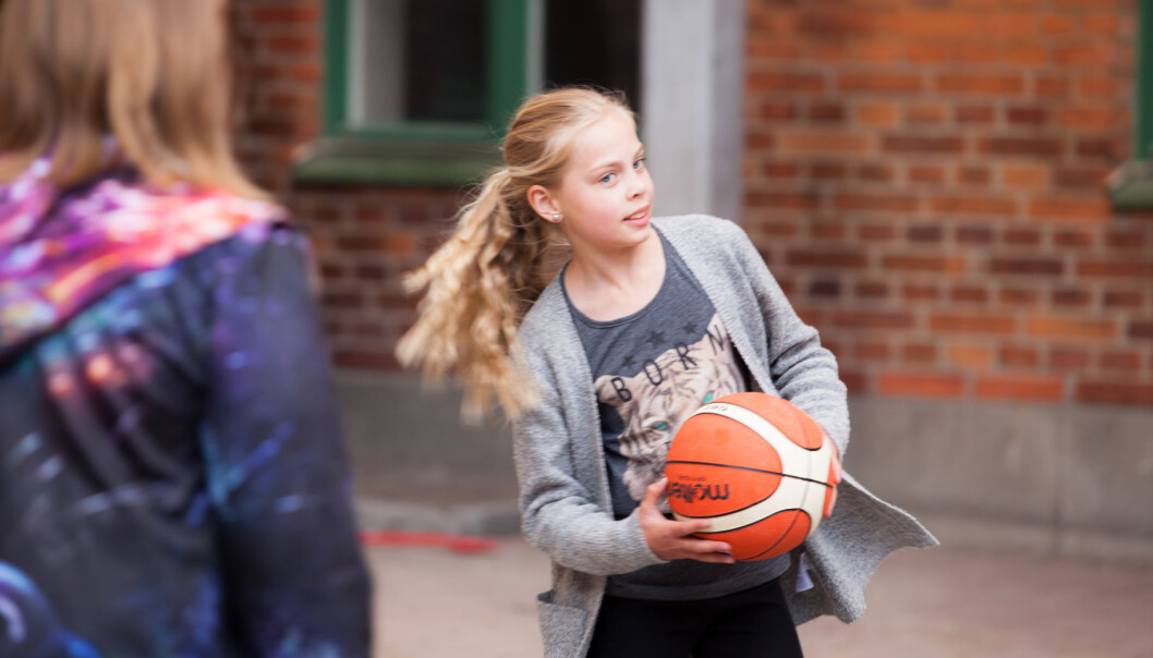 70 prosent av lærerne svarer i en undersøkelse at de er positive til å innføre daglig fysisk aktivitet i skolen. 70 prosent av lærerne svarer i en undersøkelse at de er positive til å innføre daglig fysisk aktivitet i skolen.